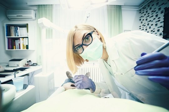 Visit at the dentist! NOTE: Add fine noise in pp, selective focus